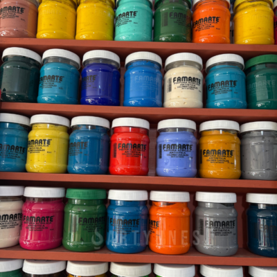 "Pinturas acrílicas de 8 oz, colores vibrantes y base de agua, ideales para artistas y proyectos creativos."